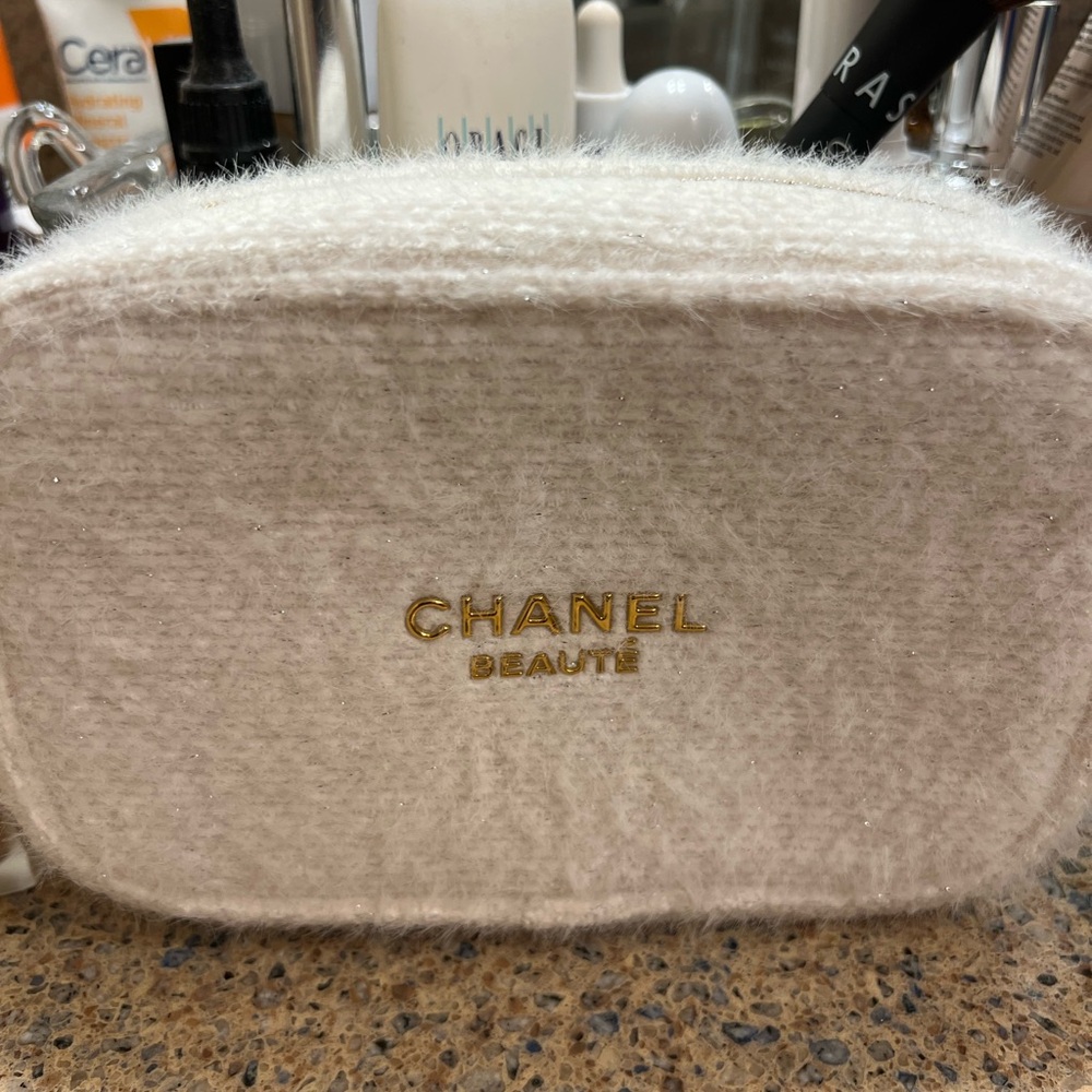 Chanel Holiday 2024 Makeup Pouch❤️💗❤️💗